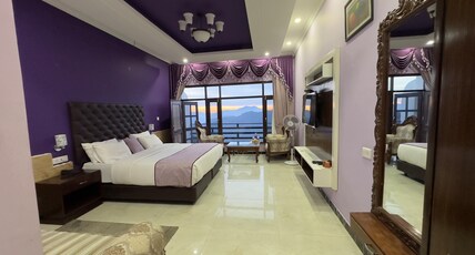 Best Nest Shimla (Pure Vegetarian) Room Type - Premium Mountain View room with Balcony