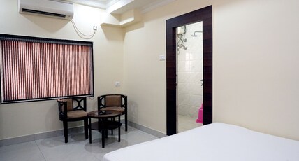 ROY & ROY Guest House Room Type - Deluxe Room with City View King Bed