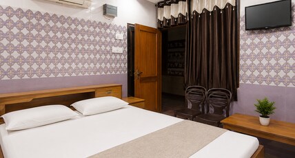Hotel Vishal Palace & Restaurant Room Type - Deluxe Room