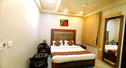Hotel Ozas Grand - INFRONT OF BHU TRAUMA CENTER Room Type - DELUXE  ROOM