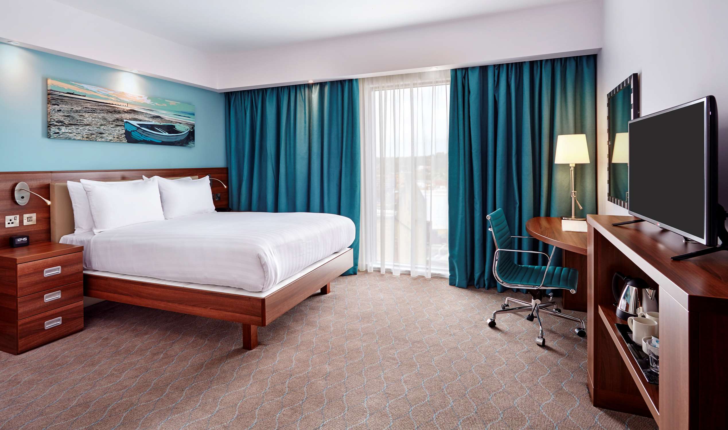 Hampton by Hilton Bournemouth - Tap to explore photos