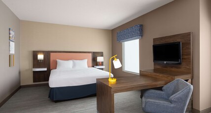 Hampton Inn & Suites Harrisburg/North, PA Room Type - 1 KNG STUDIO SUITE NOSMOKE