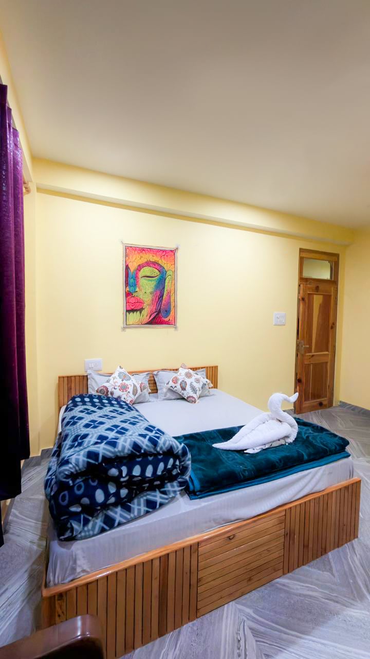 Wanderer Stays - Tap to explore photos