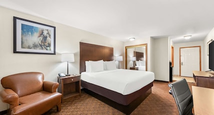 Best Western George West Executive Inn Room Type - 1 King Bed, Non-Smoking, Upstairs, Flat Screen Television, Balcony, Microwave And Refrigerator, High