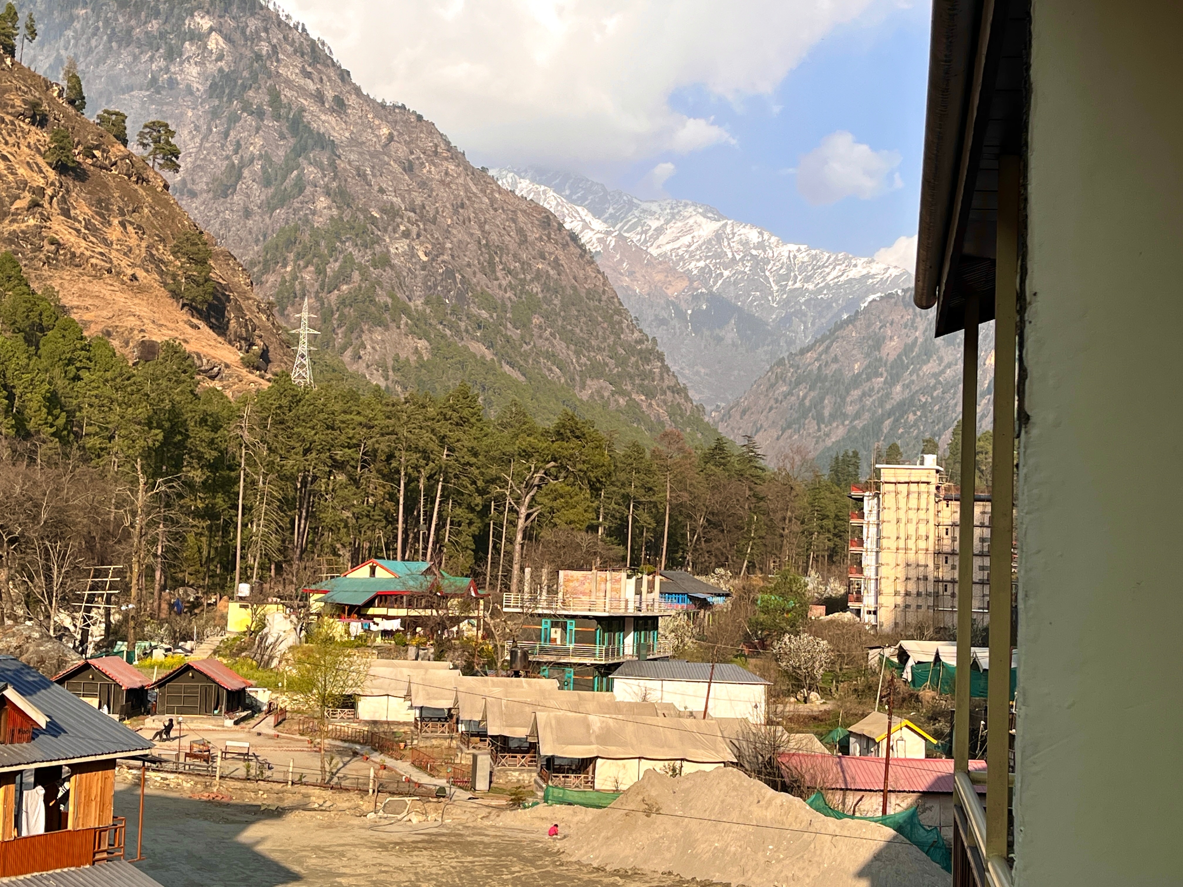 Mid Orchard  A truly Riverside Hotel - Tap to explore photos