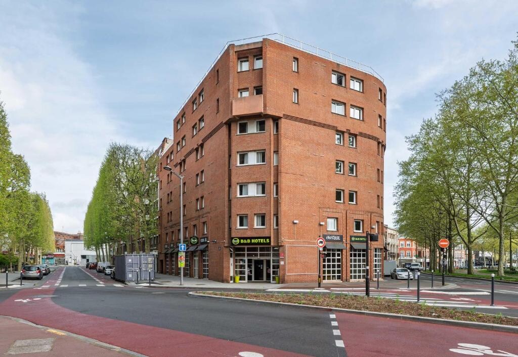 B&B Hotel Lille Roubaix Centre Grand-Place - Tap to explore photos