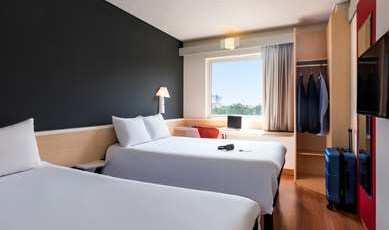 ibis Guadalajara Expo Room Type - Two double beds, WiFi, flat-screen LED TV and bathroom with shower