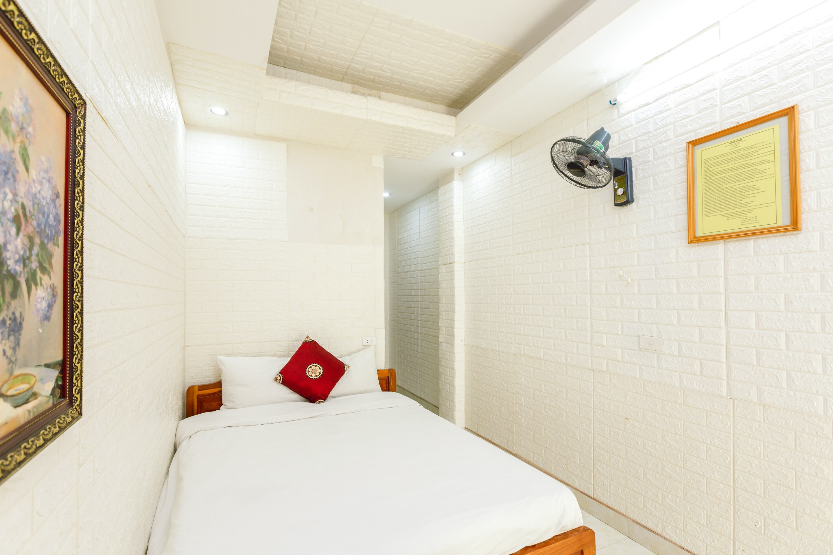 OYO 604 Queen Hotel (spot-on) - Tap to explore photos