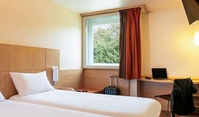 ibis Marne La Vallee Emerainville Room Type - Room with twin beds equipped with the new bedding