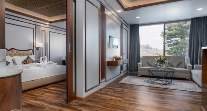 Hotel Hilltop & Spa Room Type - Presidential Suite Room - Panoramic Gulmarg View (Jacuzzi)