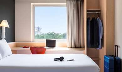 ibis Guadalajara Expo Room Type - A double bed, WiFi, flat-screen LED TV and bathroom with shower