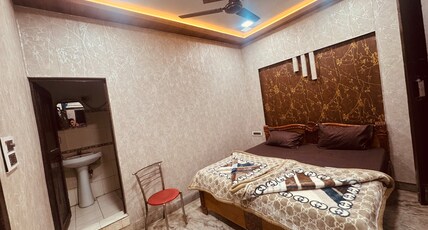 Hotel Priyanshu Room Type - Deluxe Room with Geyser