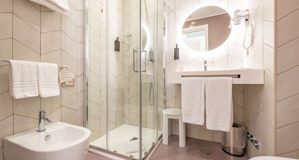 BEST WESTERN Artdeco Hotel Room Type - 1 Queen Bed, Non-Smoking, Comfort Room
