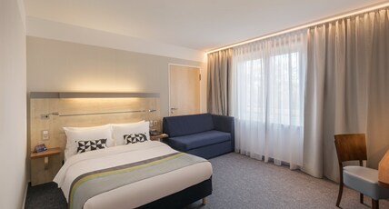 Holiday Inn Express SINGEN Room Type - 1 Queen Standard Accessibility Sofa Bed