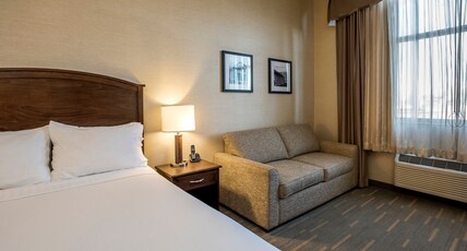 Holiday Inn LETHBRIDGE Room Type - 1 Queen Standard Mobility Accessible Roll in Shower Holiday Inn LETHBRIDGE Room Type - 1 Queen Standard Mobility Accessible Roll in Shower