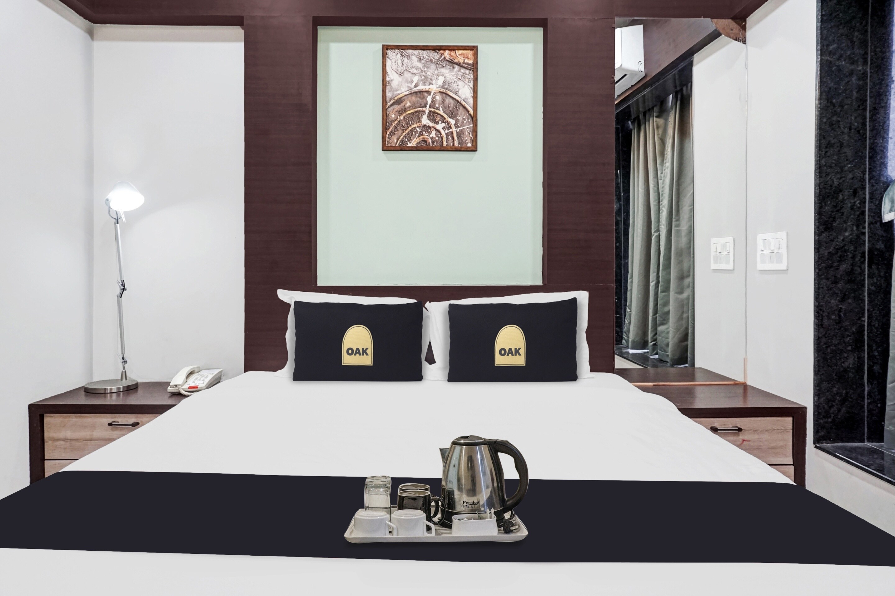 Super Townhouse OAK Hotel Rajmudra - Tap to explore photos