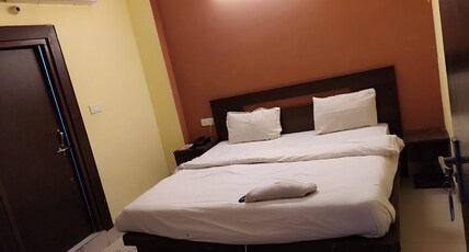 Hotel Rose & petals Ghaziabad Room Type - Deluxe Room