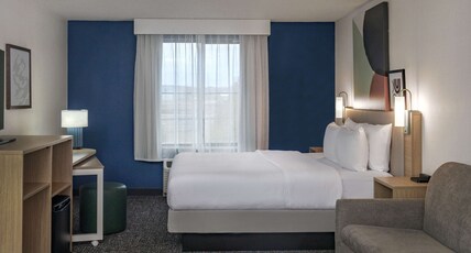 Spark by Hilton Denver International Airport Room Type - 1 KING BED MOB ACCESS TUB
