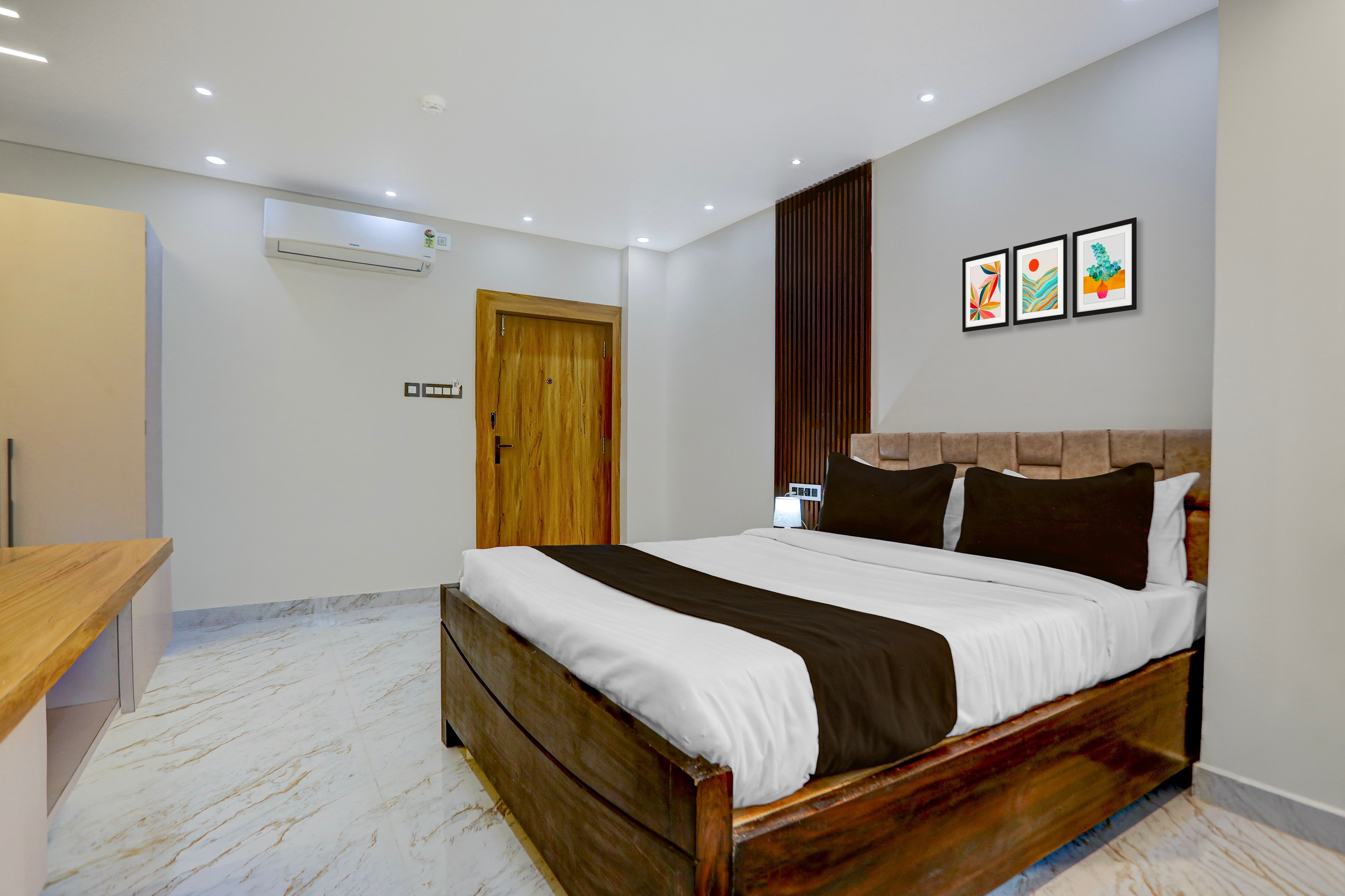 Super Townhouse Puri Bypass Crossway Formerly Hotel Pratee Heights - Tap to explore photos