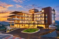 Le Crown Hotel