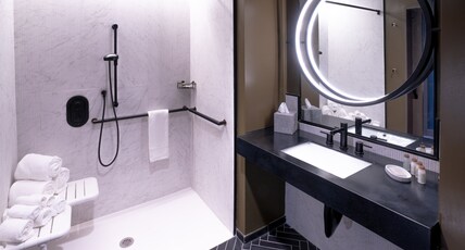 Hotel Indigo COLUMBUS AT RIVERFRONT PLACE Room Type - 1 King Standard Comm Access Roll Shower
