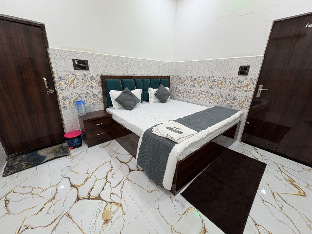 Anvi Guest House - Tap to explore photos