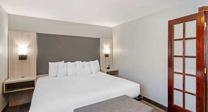 Best Western Plus Weston Inn Room Type - Suite-1 King Bed, Non-Smoking, Sofabed, Fireplace, Whirlpool, Separate Sitting Area, Microwave And R