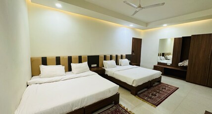 Hotel shree palace Room Type - DELUXE FAMILY FOUR BED