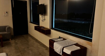 Lotus Lakes Hotel Room Type - Deluxe Suite Room (garden view)