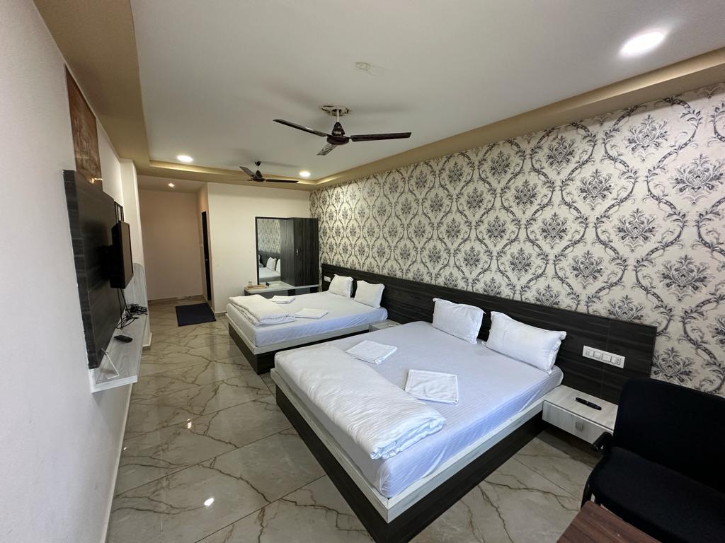 OM GAURI RESTAURANT & ROOMS - Tap to explore photos