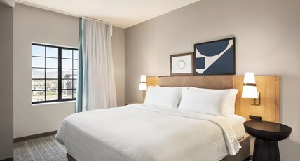 Staybridge Suites COLORADO SPRINGS NE - POWERS Room Type - 1 Bedroom Suite 1 King Mountain View