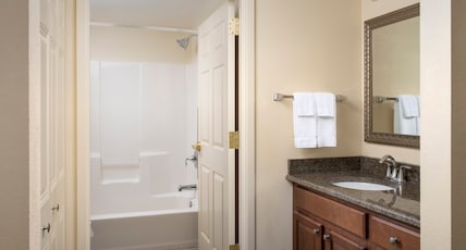 Staybridge Suites NORTH BRUNSWICK, an IHG hotel Room Type - 1 Queen Studio Suite