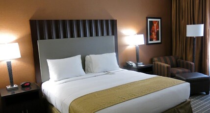 DoubleTree by Hilton Hotel Flagstaff Room Type - 1KNG MOB HEAR ACC W TUB