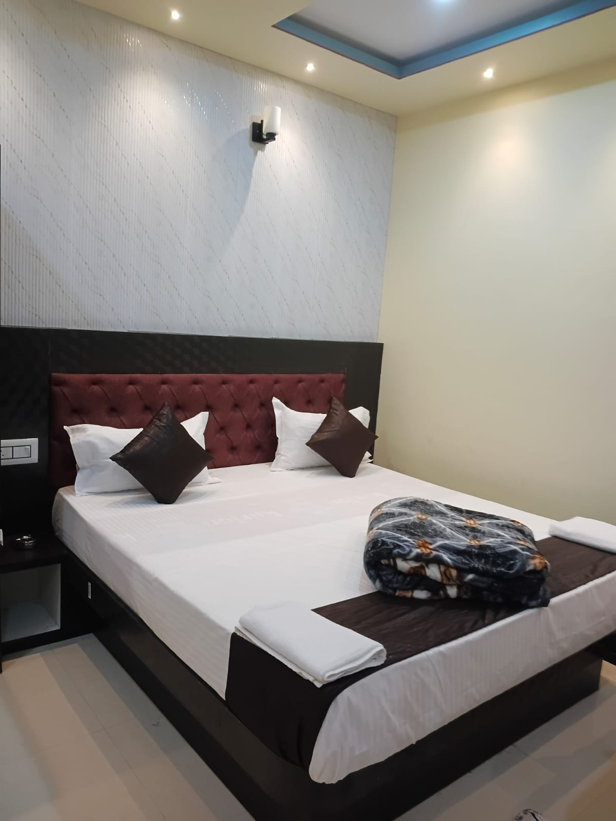 LEO PREMIUM ( Beach property) - A unit of Hotel Leo Castle - Tap to explore photos