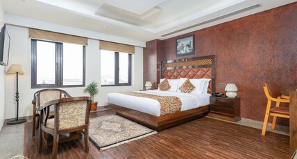 Hotel Downtown (Near Dal Lake) Room Type - Luxury Deluxe Room (Centrally Hot + Cold)