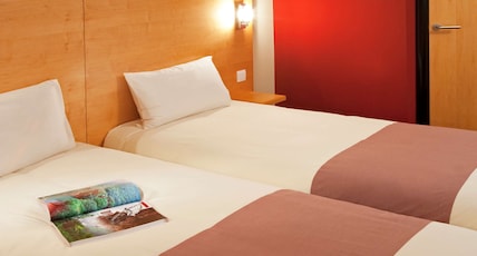 ibis Amman Room Type - Room with 2 single beds equipped with the new bedding