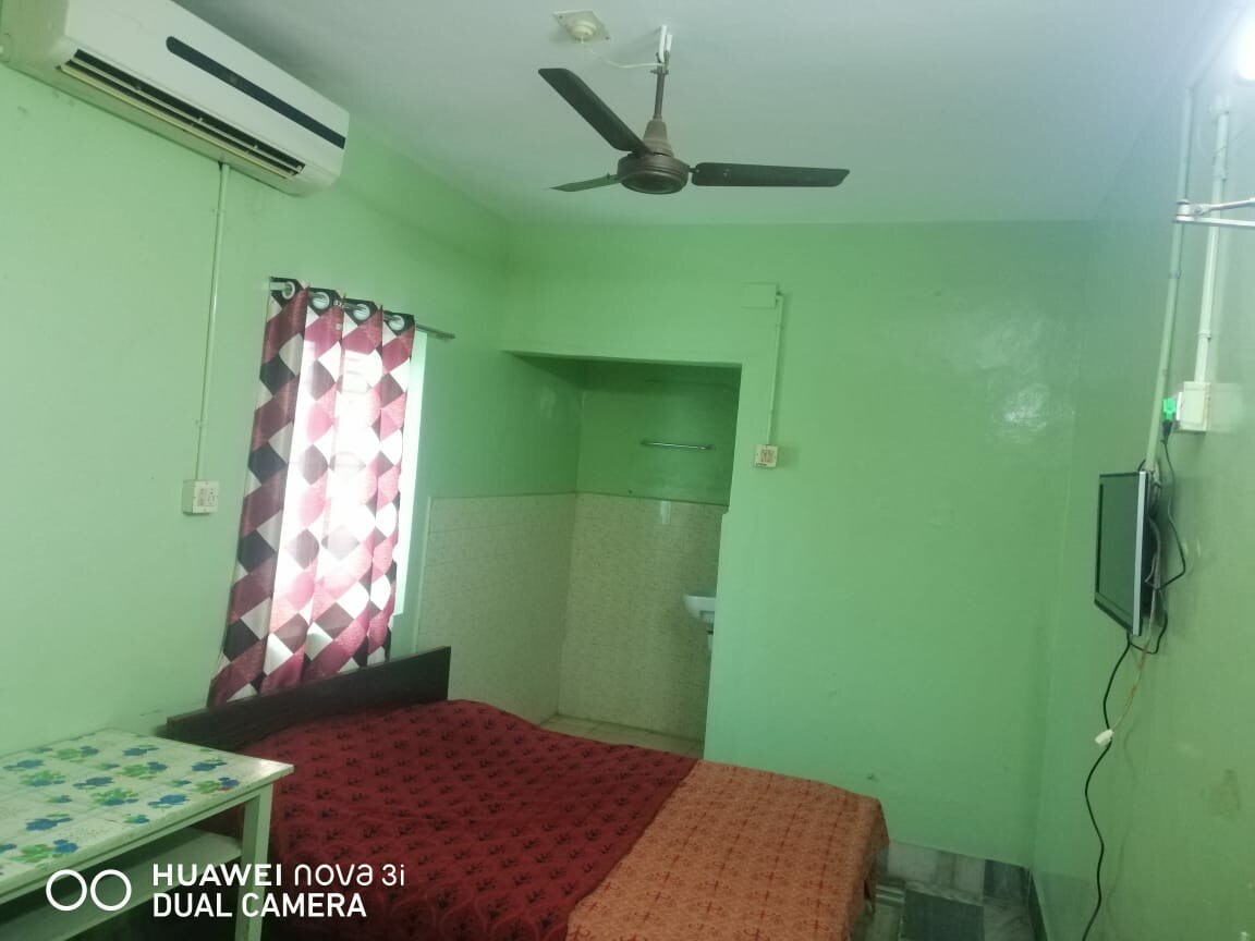 Sakthi Complex Lodge - Tap to explore photos