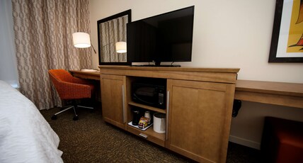 Hampton Inn & Suites Truro, NS Room Type - 1KN STDO MIC FRIDG WTBR NS