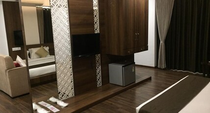 Hotel 3 Leaves Room Type - Suite AC Room