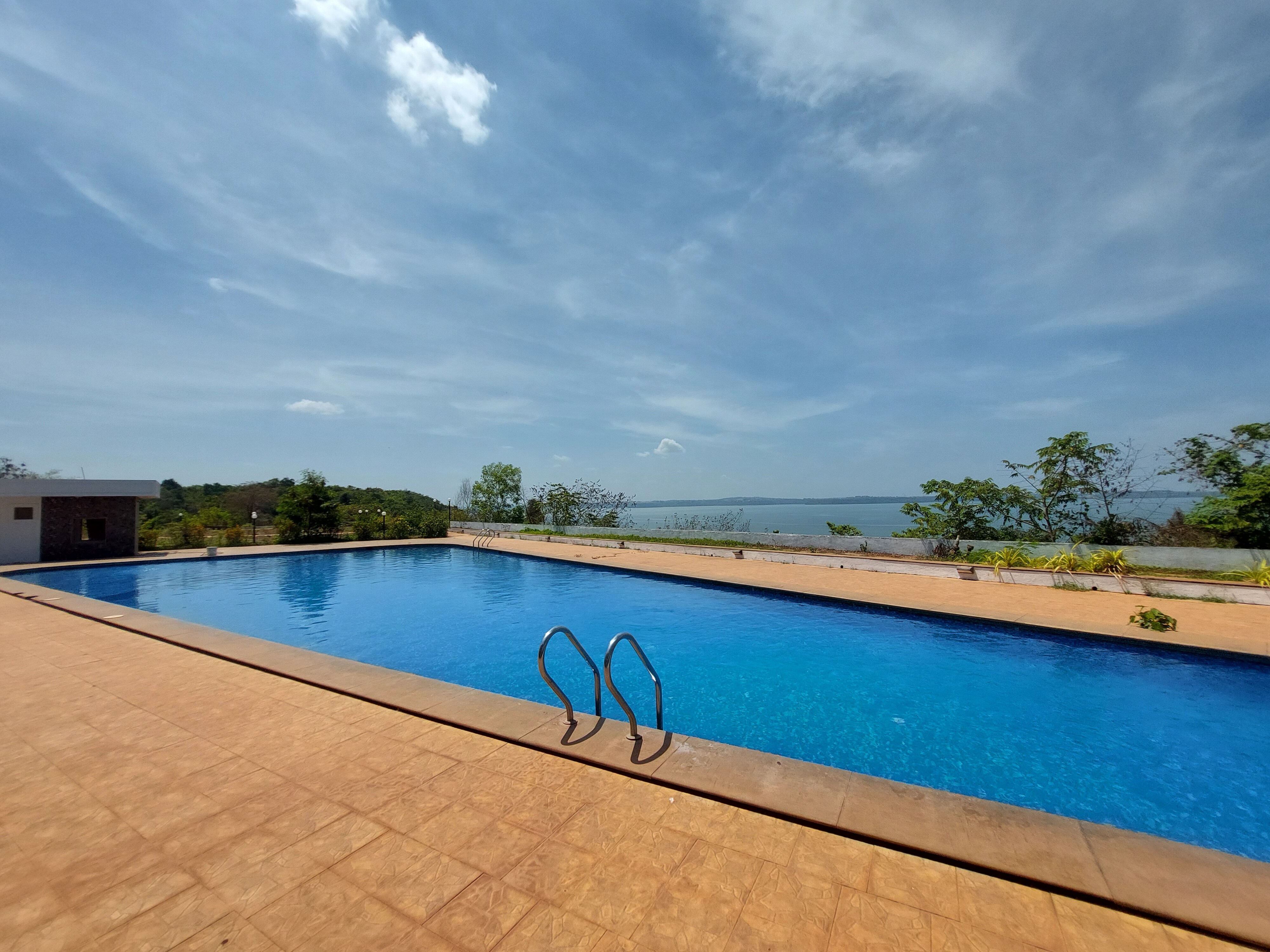 Serene 2bhk sea facing apartment in Dona Paula - Tap to explore photos
