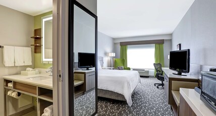 Hilton Garden Inn Toronto/Ajax Room Type - 1 KING BED