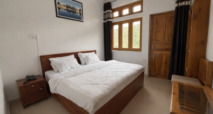 Hotel Divine Room Type - Deluxe Double Sharing Room-Twin Bed
