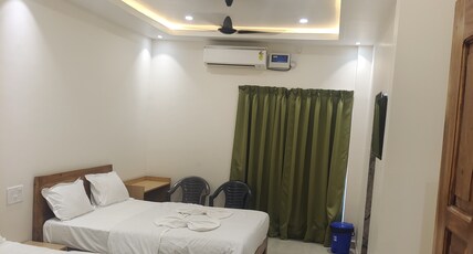 Om Sai Guest House Room Type - SUPERIOR FAMILY ROOM