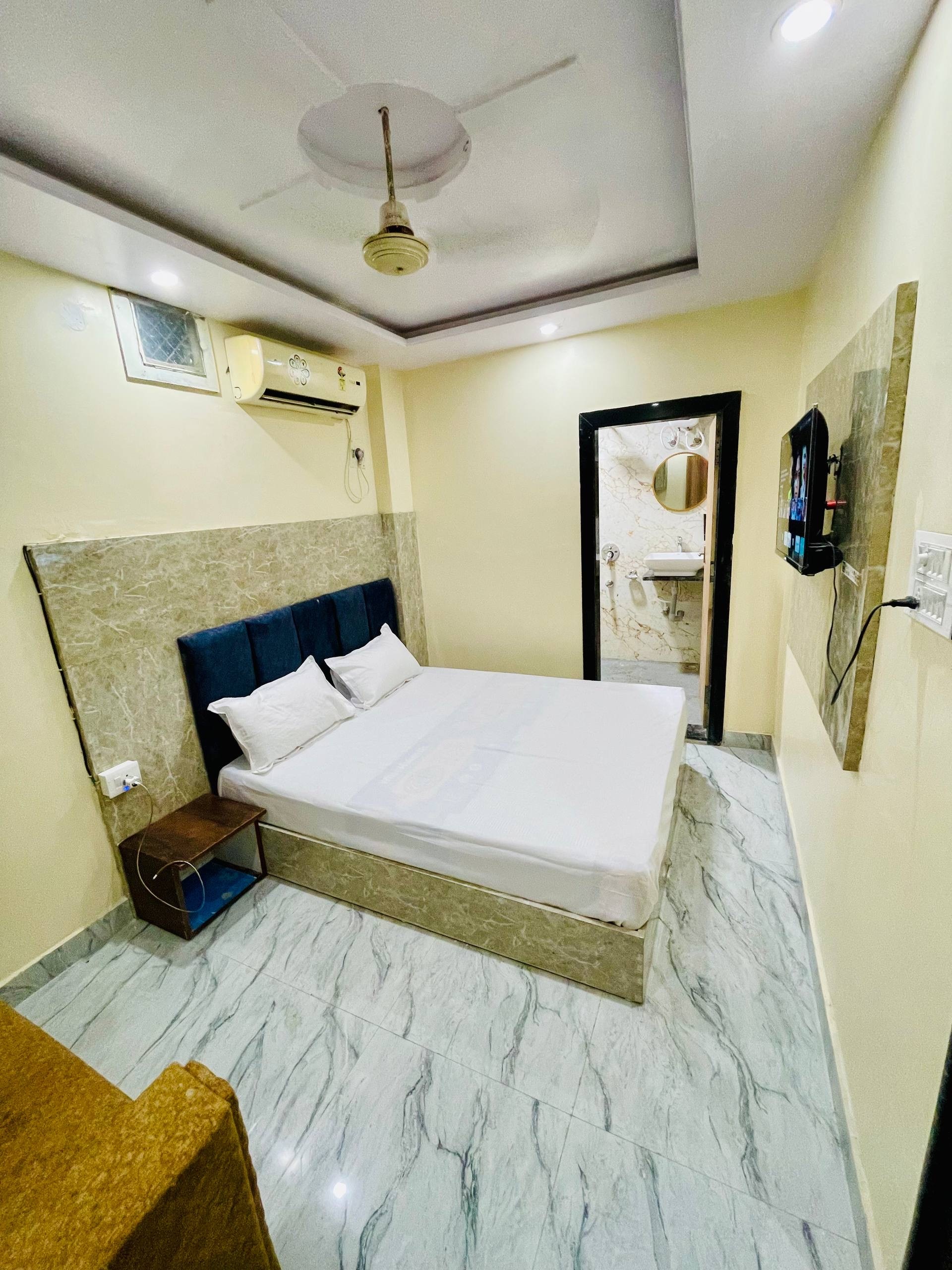 Hotel Girraj palce - Tap to explore photos