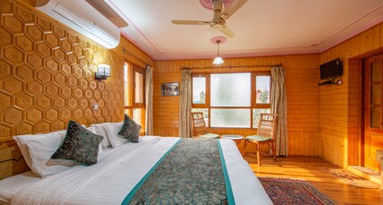 Hotel Alhamra Retreat- Nearby Shalimar Mughal Garden Room Type - Deluxe room