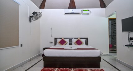 HOTEL AYAANSH INTERNATIONAL Room Type - Luxury Room