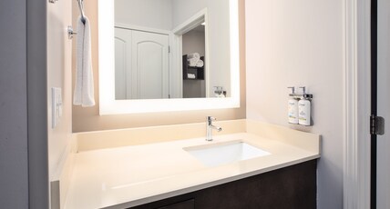 Staybridge Suites AUBURN HILLS, an IHG hotel Room Type - 1 Bedroom Suite Communications Accessible 2 Queen