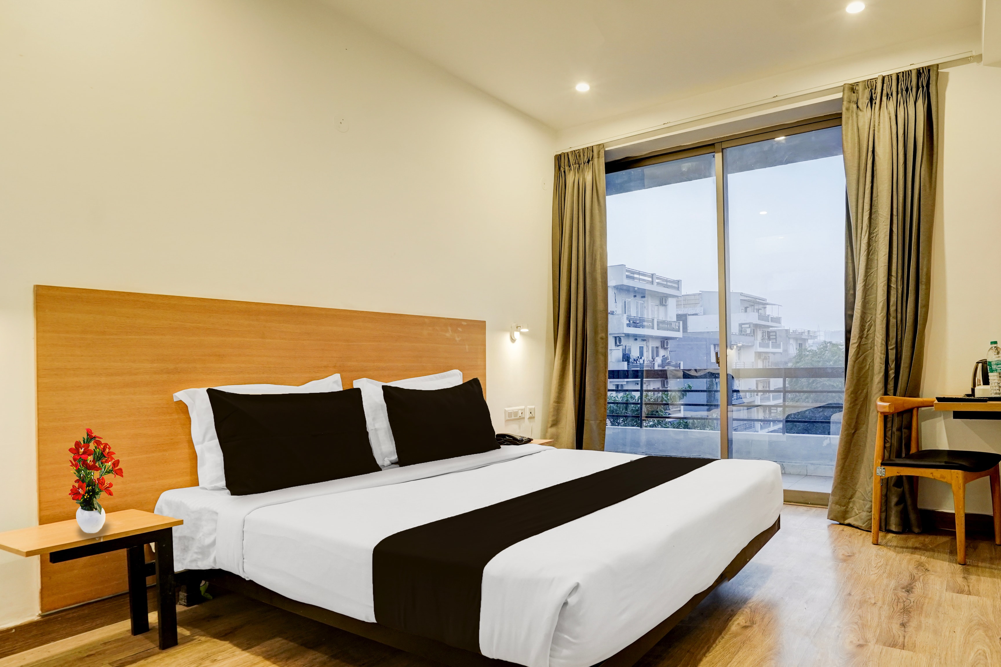 Super Townhouse Sector 39 Gurgaon - Tap to explore photos