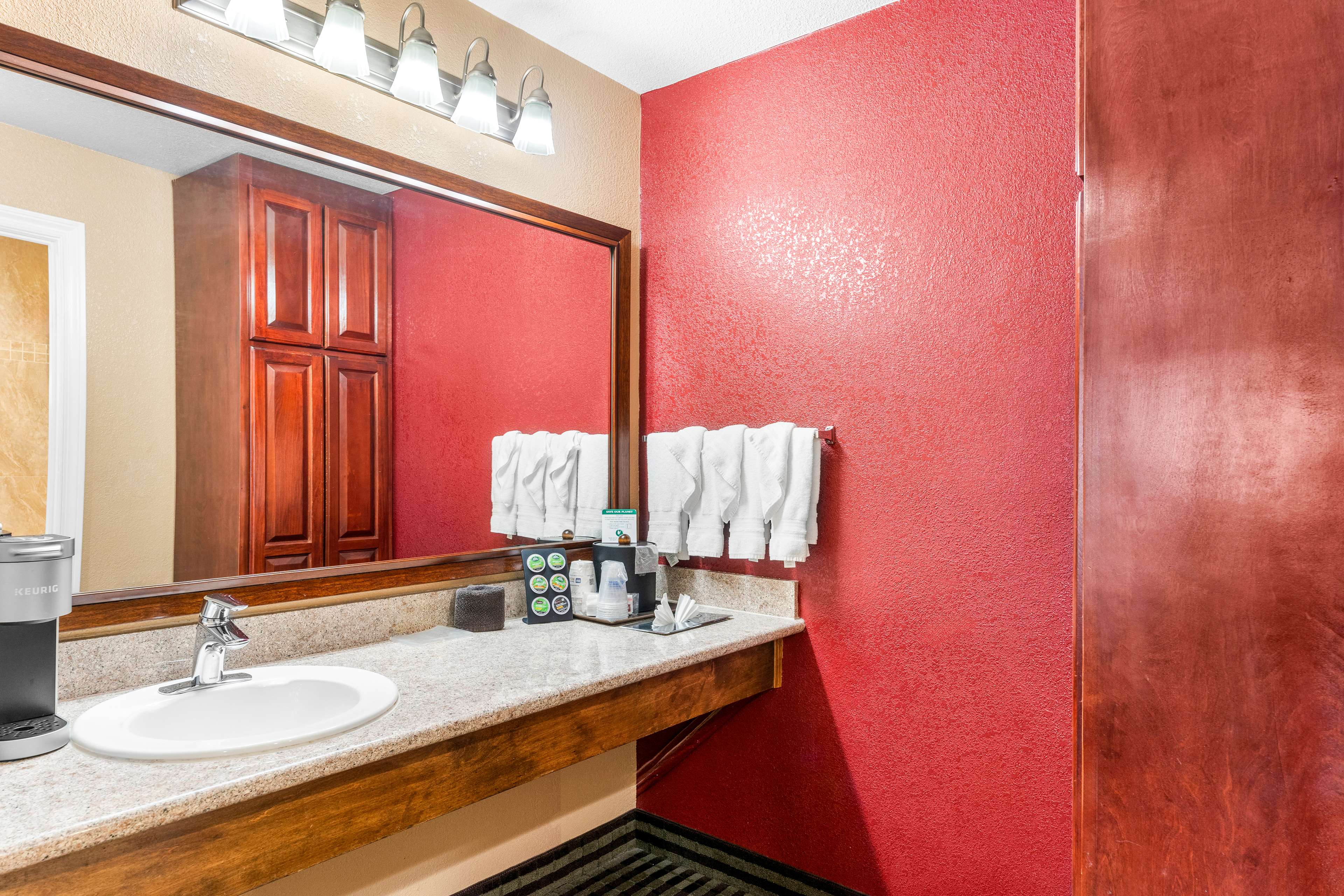 Best Western Plus Yosemite Way Station - Tap to explore photos