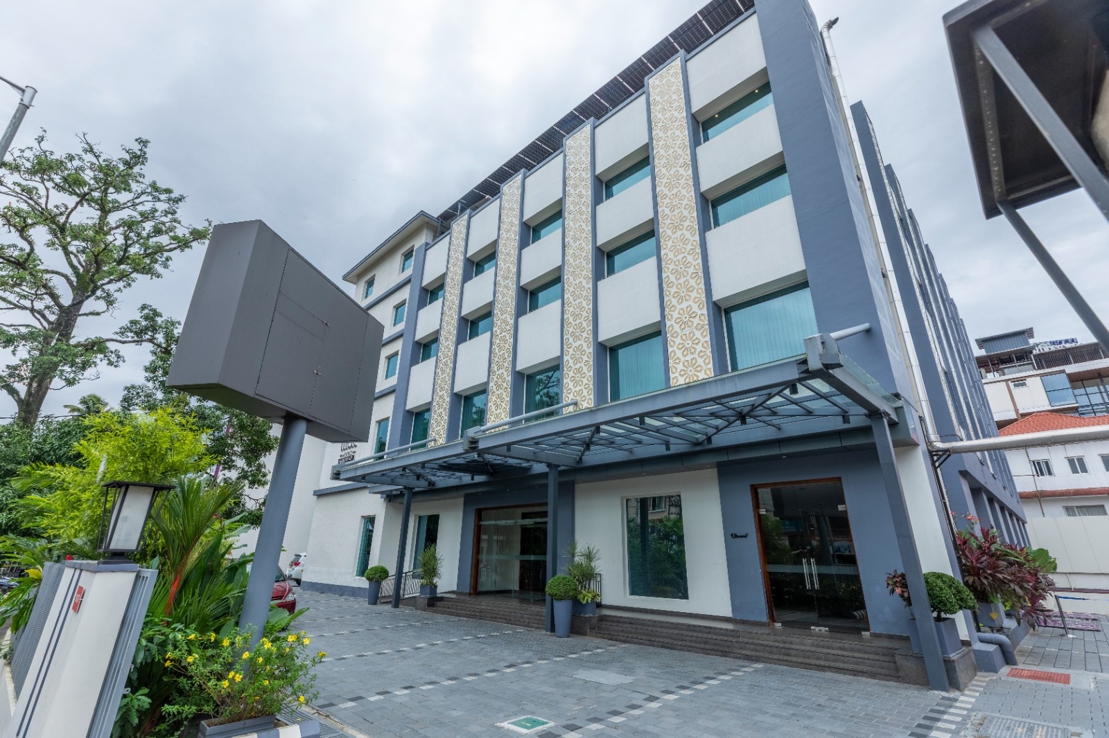 Lilac Hotels Guruvayur - Tap to explore photos